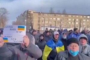 Жителі Мелітополя вимагають від окупантів відпустити захопленого мера (Відео)