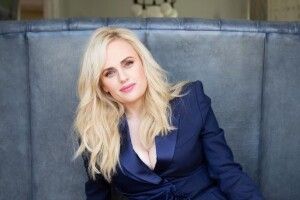 Голлівудська актриса Ребел Вілсон зі сцени показала середній палець путіну (Відео)