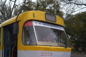 Пенсіонерка випала з трамвая: водійка хотіла відкупитися, а потім вирішила втекти
