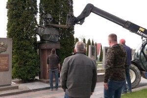 Рашисти розхвилювалися через демонтаж пам'ятника Кузнєцову у Рівному: що пишуть