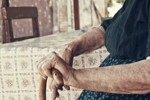 Ошукала двох пенсіонерок: на Волині під варту взяли шахрайку