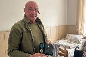 «Хай навіть на протезі, але повернуся»: 55-річний воїн з Луцька після важкого поранення знову рветься у стрій