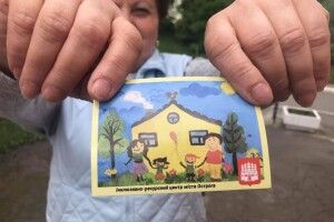 Креативна самодопомога: в Острозі особливі діти малюють картини на магнітах, аби назбирати кошти на ремонт