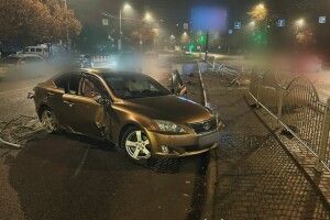 У Луцьку камери показали, як водій «Lexus» влетів у металевий паркан (Відео)