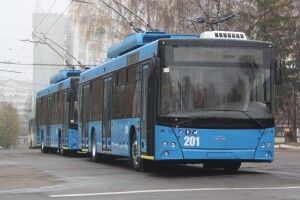 Затиснув дверима і протягнув кілька метрів: чоловіка скалічив водій тролейбуса (Відео)