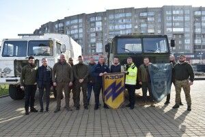Волинським бійцям на фронт передали дві вантажівки 