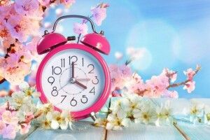 Україна знову перейде на літній час: коли переводити годинники