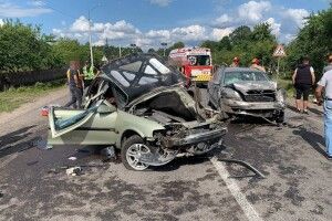 Їхала сім’я з чотирма малими дітьми: у поліції розповіли деталі жахливої смертельної автотрощі на Рівненщині