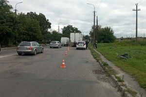 У Луцьку під колеса буса потрапив старенький велосипедист. Шукають свідків