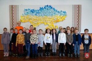 Другокласники волинського ліцею виготовили тисячу паперових голубів миру, що мають принести перемогу (Фото)