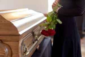 Працівники ритуального бюро шантажували родичів покійника