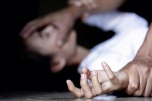 Злапали мерзотника, який затягнув у покинуту хату і зґвалтував восьмирічну дівчинку