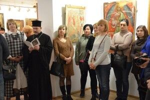 У Луцьку протоієрей зі священником гайнули на вернісаж сакрального мистецтва