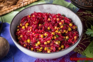 Салат із буряка і горошку з медово-гірчичною заправкою