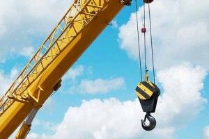 На друзки розтрощив голову й грудну клітку: автокран впав на водія