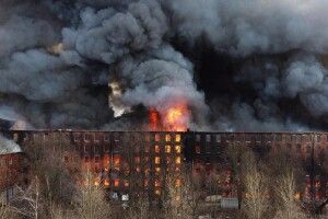 У російському Санкт-Перербурзі страхітлива пожежа в історичній будівлі (Відео) 