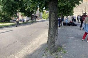 Уламки по всій дорозі: на Волині зіткнулися легковик та мотоцикл (Відео)