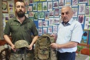 Воїн з Волині передав до музею шолом, який врятував йому життя на фронті