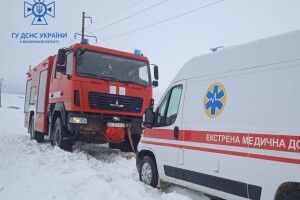 На Волині «швидка» застрягла у кучугурі снігу (Фото)