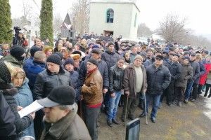 На Буковині віряни голосували... ногами: хто за розмосковлення – став праворуч, хто за вірність Кірілу – ліворуч  