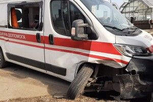 Між селами Моквин і Хотин трактор-косарка не розминувся з каретою «швидкої допомоги»