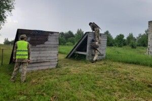Рівненські журналісти долали смугу перешкод на полігоні