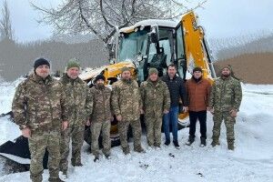 Громада на Волині для захисників на фронт придбала екскаватор 