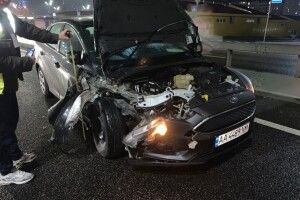 У легковика розтрощений капот: зіткнулися Ford та маршрутка (Відео)