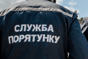 Надзвичайники врятували 81-річну жінку, яка випала з балкону