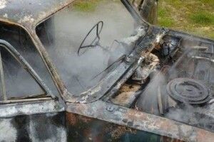 Автівка перетворилася на металобрухт: четверо пожежників рятували ВАЗ на Рівненщині (Фото)