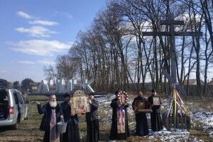 У Луцьку провели автомобільний хресний хід у зв’язку з епідемією коронавірусу