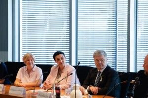 Порошенко закликав депутатів Бундестагу дати Україні більше зброї (Відео)