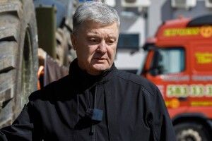Ледь не зірвали передачу техніки: Порошенко повіз екскаватори до військових