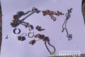 На Маневиччині поліцейські затримали жінку за підозрою у крадіжці золотих прикрас