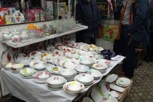 На Старому ринку виявили підпільний генделик, який маскувався під точку продажу кухонного начиння (фото)