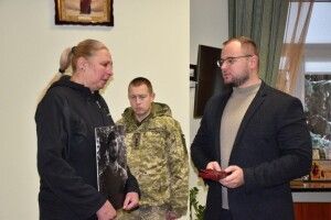 У Луцьку матері Героя, який загинув біля Ірпеня, вручили орден «За мужність» (Фото)