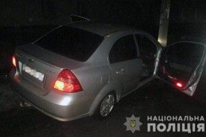 Машина на повному ходу влетіла в стовп: жінка зарізала коханого за кермом авто