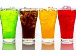 Вживання солодкої газованої води може стати причиною раку у жінок: результати досліджень