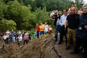 Порошенко закликає владу негайно перекинути будівельну техніку на Прикарпаття 