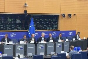 Порошенко на зустрічі з євродепутатами ЄНП: ми повинні разом зупинити путіна