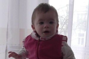 Маленькій Оленці з Нововолинська потрібна сім’я 