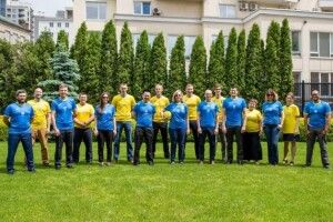 «Героям слава!»: співробітники Посольства США в Україні скрутили велику дулю Кремлю та УЄФА – вбралися у вже легендарні футболки нашої збірної (Фото)