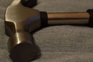В автобусі серед білого дня на чоловіка напали троє з молотком: з'явилося відео (18+)