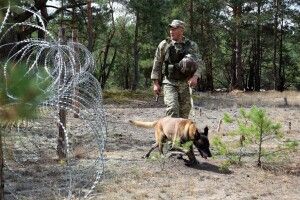 Волинянин Микола Довгун зі своїм псом охороняє українсько-білоруський кордон