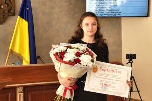 Найвищий результат НМТ: у Ковелі відзначили випускницю грошовим сертифікатом 