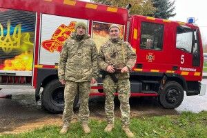 Військовослужбовці врятували двох чоловіків, ще одну людину визволили рятувальники