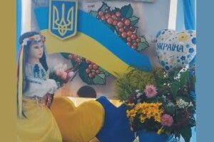 На пошті у Луцьку помітили неймовірну красуню з калиною (Відео)