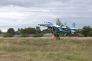 На Рівненщині тренувались молоді льотчики: дорогу перед навчанням пропилососили (Відео)