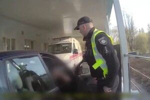 Волинські патрульні допомогли доставити до лікарні травмованого чоловіка (Відео)