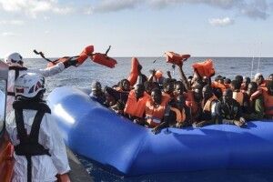 Тіла 26 дівчат-підлітків були знайдені на човні біженців у Середземному морі 